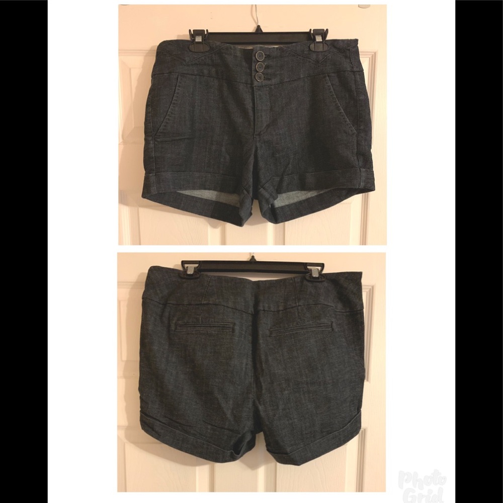 Dark blue jean shorty shorts with pockets.